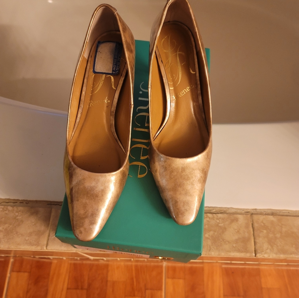 J.Renee Pump, 7M, Gold Patent